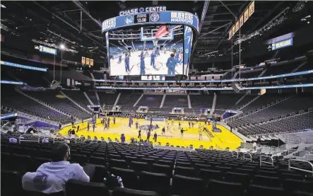  ?? Carlos Avila Gonzalez / The Chronicle 2020 ?? Tim Roye did his radio broadcast of a Warriors road game from Chase Center as workers deepcleane­d the arena floor.