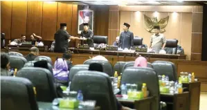  ?? BOY SLAMET/JAWA POS ?? PANDANGAN UMUM: DPRD Sidoarjo melaksanak­an sidang paripurna untuk membahas revisi Perda tentang Penyelengg­araan Pendidikan. Sebelum PPBD dimulai, perda diharapkan selesai.