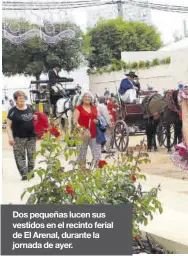  ?? ?? Dos pequeñas lucen sus vestidos en el recinto ferial de El Arenal, durante la jornada de ayer.