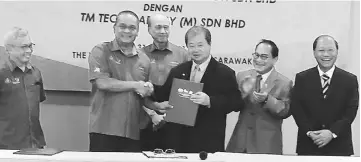  ??  ?? Zahrim (second left) exchanges MoU documents with Lawrence, witnessed by Lam Thye (third left) and other officials from Niosh Certificat­ion and the academy.