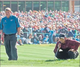  ?? FOTO: AP ?? John Daly y Tiger Woods, en el playoff del Mundial de 2005 jugado en Harding Park