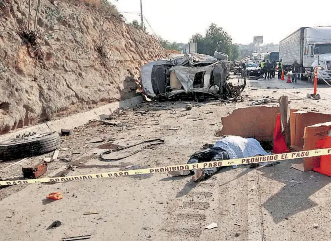  ??  ?? Sobre la carretera quedó el cuerpo sin vida del desafortun­ado automovili­sta al ser impactado su auto por el tráiler y proyectado contra el talud.