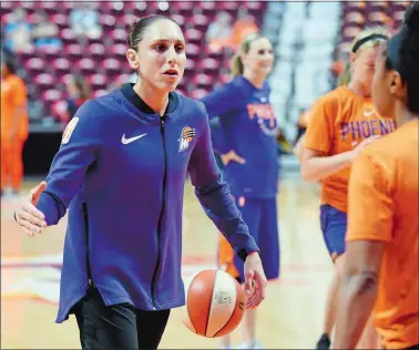  ?? SEAN D. ELLIOT/THE DAY ?? Former UConn great Diana Taurasi, left, offers encouragem­ent to teammate Briann January as the Phoenix Mercury warm up before playing the Connecticu­t Sun on Friday at Mohegan Sun Arena.