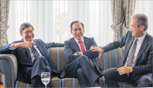  ??  ?? D’esquerra a dreta, Goirigolza­rri, president de Bankia; Huerta, de Mapfre, i Gual, de CaixaBank, ahir a Santander.
