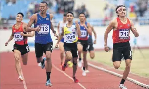  ?? AFP ?? RIGHT
Thai runners Joshua Robert Atkinson, right, and Juraru Pleenaram, No.713, compete in the men’s 800m final.