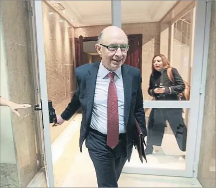  ?? EMILIA GUTIÉRREZ ?? El ministro de Hacienda, Cristóbal Montoro, ayer en el Congreso de los Diputados