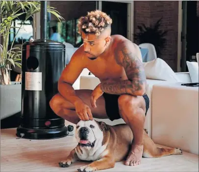  ??  ?? Mariano subió a sus redes sociales durante sus vacaciones una imagen con su bulldog.