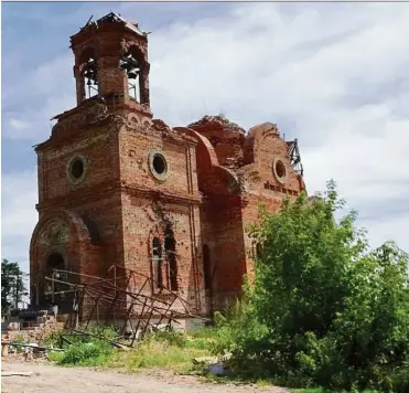  ??  ?? Die Kirche und andere Gebäude im Ortskern von Piski sind durch Beschuss schwer beschädigt