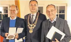  ?? FOTO: STADT AALEN ?? OB Thilo Rentschler (Mitte) hat an Manfred Grimminger (links) und Gerhard Grimminger die Große Ehrenplake­tte der Stadt Aalen in Silber verliehen.