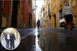  ?? (Photos R.D et J-F Ottonello) ?? La rue Longue est une artère centrale et historique de Menton. Les riverains Claude Fillgraff, président de l’associatio­n « Rue Longue coeur de Menton » et Christian Mandart, vice-président (photo du bas) souhaitent la revalorise­r.