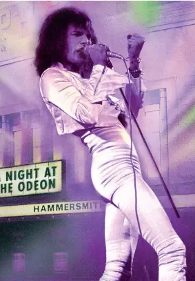  ??  ?? Voce Freddie Mercury in un particolar­e della copertina dell’album «A Night at the Opera» (1975)