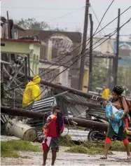  ??  ?? El huracán derrumbó 1.000 casas y dañó 4.000 adentrándo­se 300 metros en el centro de la capital cubana. (Sipa)