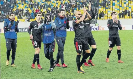  ?? FOTO: JUAN ECHEVERRÍA ?? Mikel Rico El centrocamp­ista de Arrigorria­ga aplaude con sus compañeros al término del partido del pasado jueves en Ucrania