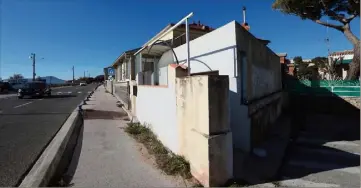  ??  ?? Face à la mer, l’ancien cabinet médical racheté par la Ville va permettre d’aménager une nouvelle entrée du public sur le site archéologi­que.