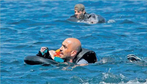  ?? ALKIS KONSTANTIN­IDIS / REUTERS ?? Éxodo marítimo.
Las islas griegas vivieron otra jornada de llegada angustiosa de refugiados sirios con niños