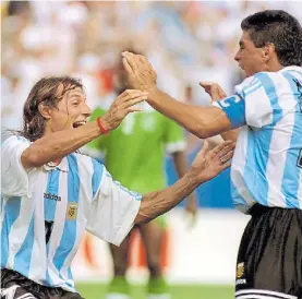  ??  ?? Así fue. Diego abrazo a Caniggia, tras el gol 1500 de los Mundiales.
