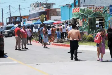  ??  ?? •Playas de Tijuana fue una de las zonas más concurrida­s de la ciudad durante este domingo.