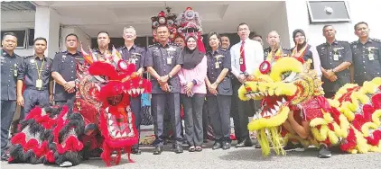  ??  ?? FADIL (enam kiri) Wan (lima kiri) merakamkan foto bersama pegawai-pegawai polis selepas persembaha­n tarian unicorn.
