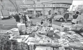  ?? AFP ?? Iranians browse books at a stall in Tehran.