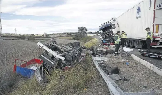  ?? ÁNGEL DE CASTRO ?? Así quedó el escenario del accidente, en la N-232, con la camioneta volcada en la cuneta y el tráiler con la cabina chafada.