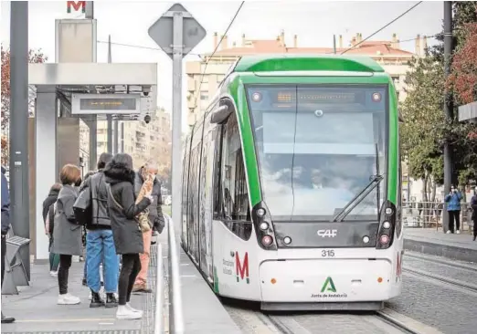  ?? ?? El Metro de Granada junto a estas líneas y abajo a la derecha, el tranvía de Jaén y a la izquierda las obras del Metro de Málaga. // Antonio L Juarez / ABC / EP