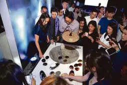  ??  ?? Guests gathering around to witness and experience the new Gessi Equilibrio