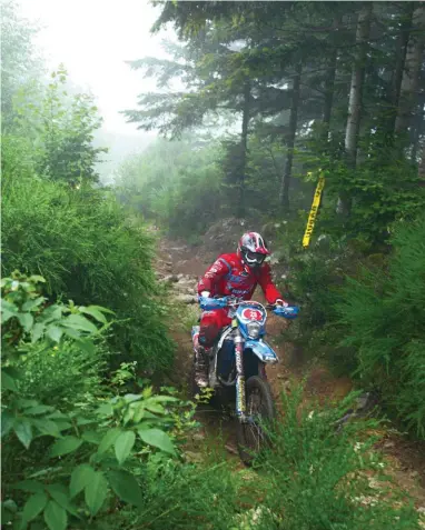  ??  ?? Quentin Delhaye de Maulde termine 10e scratch et 2e Junior. Matez un peu l’ambiance dans les bois le samedi matin ! Simplement génial.