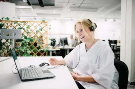  ?? FOTO: SACHARIAS KÄLLDÉN ?? LAPTOPDOKT­OR. Läkaren Susanna Siljeholm möter patientern­a på sin laptop.