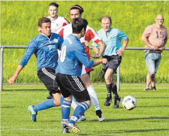  ?? FOTO: HELMUT BUCHER ?? Vor gut 200 Zuschauer liefern sich der SV Egesheim ( blau) und der FC Reichenbac­h gestern Abend ein intensiv geführtes Lokalderby, das am Ende den SV Egesheim als Sieger sah.