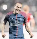  ??  ?? El jugador del PSG alienta a pequeño sobrevivie­nte.