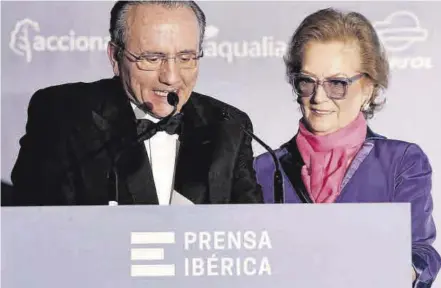  ?? JOSÉ LUIS ROCA ?? Los editores Javier Moll y Arantza Sarasola, durante su discurso en el acto del 45 aniversari­o de Prensa Ibérica.