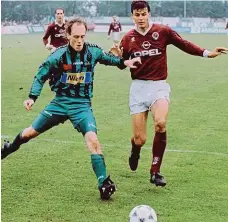  ?? Foto: ČTK ?? Rok 1995 Fotbalista Radovan Hromádko (vlevo) tehdy ve službách Jablonce. Na snímku v souboji se sparťanem Vratislave­m Lokvencem.