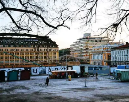  ??  ?? ISFRI FRAMTID. Frågan om vad Åbo stad ska betala för att hålla Salutorget is- och snöfritt med hjälp av lagrad solvärme har diskuterat­s sedan början av november.