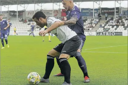  ?? FOTO: GARI GARAIALDE ?? Javi Galán protege un balón durante un partido de la pasada temporada