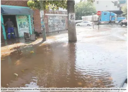  ?? ?? A pipe burst at the intersecti­on of Fort Street and 10th Avenue in Bulawayo’s CBD yesterday affected business at nearby shops