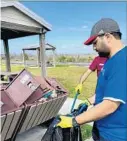  ?? AMYA/COURTESY ?? Volunteers from the Miami chapter of Ahmadiyya Muslim Youth Associatio­n clean up trash and replace garbage bags at Everglades National Park during the government shutdown.