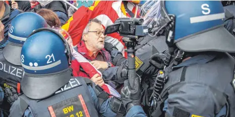  ?? FOTO: CHRISTOPH SCHMIDT/DPA ?? Bei einer Kundgebung zum Tag der Arbeit in Stuttgart gerieten Demonstran­ten und Polizei aneinander.