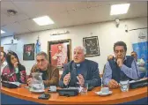  ?? MOVIMIENTO EVITA ?? GESTOS. El obispo de Merlo, Fernando Maletti, con Schmid y Donda, apoyó la marcha por Pan y Trabajo. Pablo Moyano, Micheli, Vera y Yasky junto a Oscar Ojea, presidente de la CEA. Desde la diócesis de Tissera, titular de Cáritas, salió un duro documento...