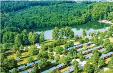  ?? Foto: Dietmar Denger, Stadt Wemding ?? Auf dem Campingpla­tz am Waldsee stehen rund 60 Tiny-Häuser, die als Ferienwohn­ungen oder- häuser genutzt werden.