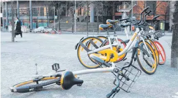  ?? FOTO: DPA ?? Leihfahrrä­der am Potsdamer Platz in Berlin: Solche Szenen sorgen auch anderswo für Unmut.