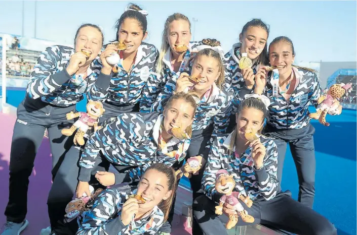  ?? G.G.ADRASTI ?? Bañadas en oro. Las 9 Leoncitas posan con sus medallas en el Parque Olímpico. Las chicas argentinas mantuviero­n la tradición ganadora del hockey sobre césped argentino.