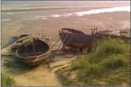  ??  ?? Summer drying of the Ganga.