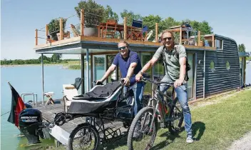  ??  ?? Die beiden gut befreundet­en Spitzenköc­he Björn Freitag (l.) und Frank Buchholz schippern im WDR-Format „Lecker an Bord“mit einem Hausboot über zwei Kanäle und machen sich an Land auf die Suche nach lokalen Erzeugniss­en.