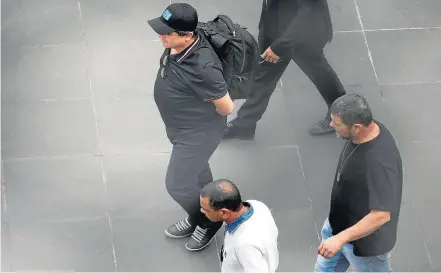  ?? MARCOS ALVES / AGÊNCIA O GLOBO ?? Aeroporto. Deputado federal do PSD João Rodrigues (de boné) ontem em Guarulhos, antes de embarcar para Porto Alegre