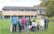  ?? FOTO: LUISE-LEININGER-SCHULE ?? Geschafft: Die Klasse 4/5 legt zusammen mit den Lehrern Dominic Straub und Armin Dollinger eine Wildblumen­wiese an.