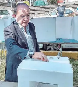  ??  ?? VOTÓ. El expresiden­te Felipe Calderón participó en la elección interna del PAN.