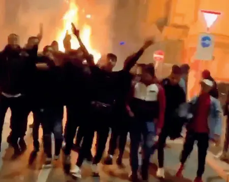  ??  ?? Violenze
Un frame delle riprese ora al vaglio delle forze dell’ordine postate dagli stessi aggressori all’opera la notte di Capodanno in via Gola