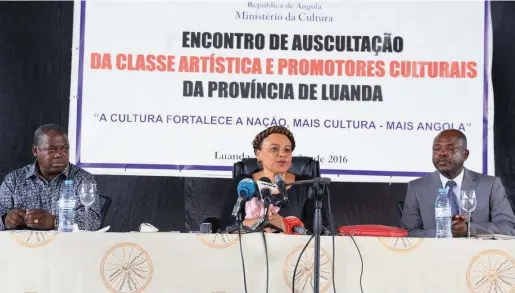  ??  ?? Carolina Cerqueira reuniu com os criadores num encontro onde marcaram presença o director provincial da Cultura (à esquerda) e o da Acção Cultural (à direita)
