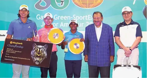  ?? — ART CHEN/ The Star ?? One for thealbum: Gavin Kyle Green (left) and SportExcel founder Tunku Tan Sri Imran Tuanku Ja’afar (second from right) posing for a photograph with participan­ts during the prize giving ceremony yesterday.