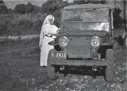  ?? MARIE-FRANCE COALLIER LE DEVOIR / CONGRÉGATI­ON DES SOEURS DE SAINTE-ANNE ?? Ci-contre : les soeurs de SainteAnne, dont certaines se sont retrouvées au Japon aussi bien qu’en Haïti, avaient un côté aventurier. Au centre : la maison mère de la congrégati­on, à Lachine.
En bas : le Cercle des jeunes naturalist­es, dirigé par soeur Marie Jean-Eudes, visait à popularise­r les sciences chez les jeunes.